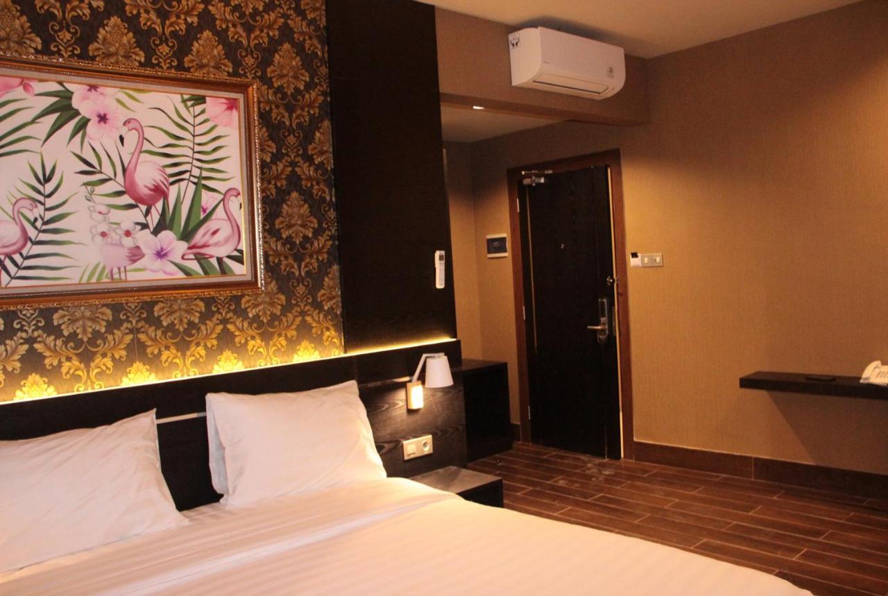 Grand Venetian Hotel Bandar Lampung Exterior foto